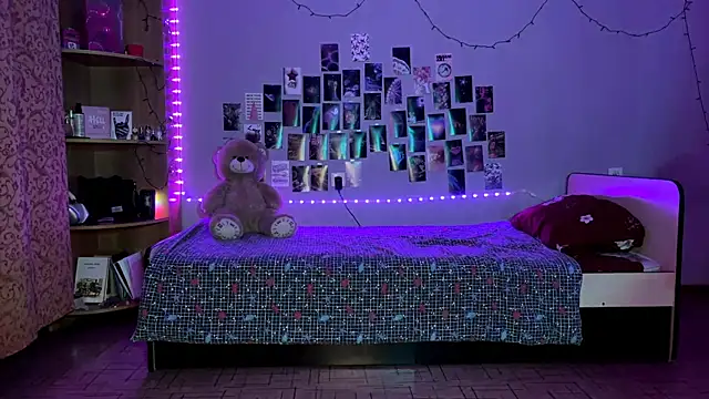 MoonRavelle online show from April 2026 02:58:01 PM