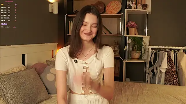 Snapshot of GussieGoold chatting on April 2026 11:44:01 AM GussieGoold online show from April 2026 11:44:01 AM