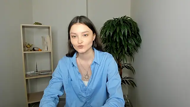 Snapshot of GussieGoold chatting on March 2026 10:48:02 AM GussieGoold online show from March 2026 10:48:02 AM