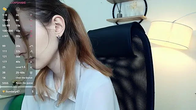 LoraLanett online show from April 2026 02:02:01 PM