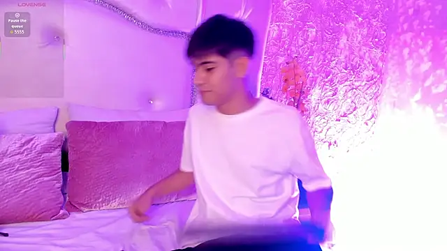 Snapshot of TylerCruz__ chatting on April 2026 05:25:02 AM TylerCruz online show from April 2026 05:25:02 AM