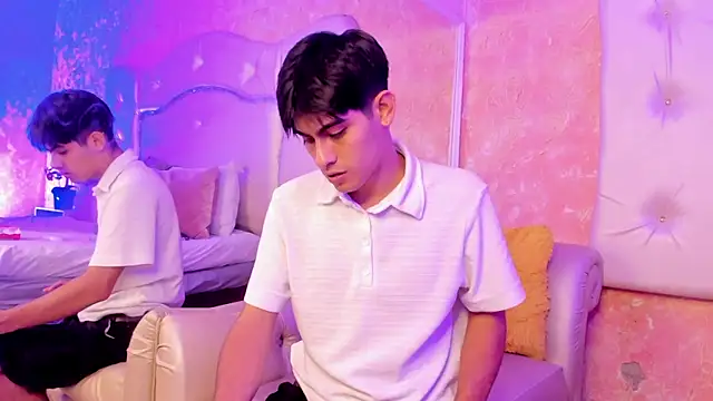 Snapshot of TylerCruz__ chatting on April 2026 06:40:02 AM TylerCruz online show from April 2026 06:40:02 AM