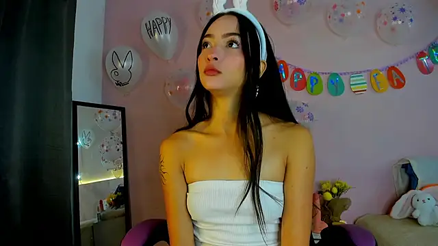 Snapshot of Daphne_Rosse chatting on April 2026 12:01:01 PM Daphne Rosse online show from April 2026 12:01:01 PM