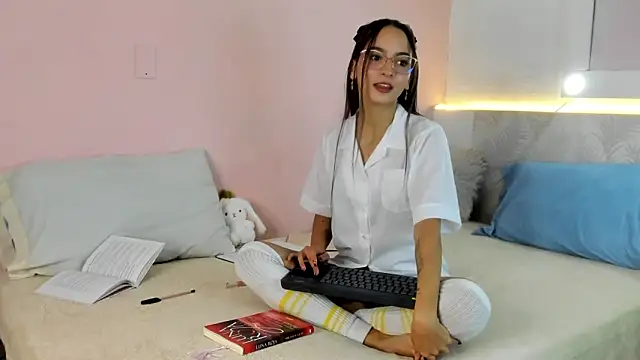 Snapshot of Daphne_Rosse chatting on April 2026 11:49:02 AM Daphne Rosse online show from April 2026 11:49:02 AM