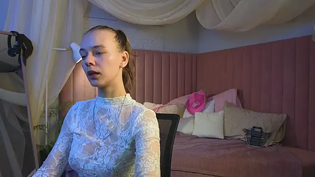 Snapshot of emma_chaser chatting on April 2026 06:19:01 AM emma chaser online show from April 2026 06:19:01 AM