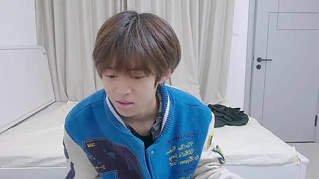 Snapshot of buding-001 chatting on April 2026 04:41:02 AM buding-001 online show from April 2026 04:41:02 AM