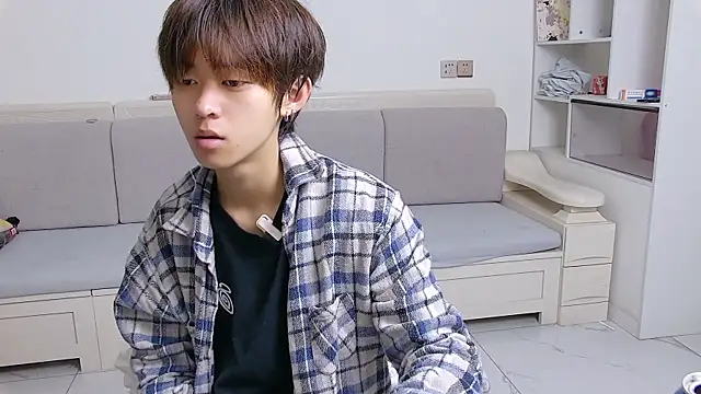 Snapshot of buding-001 chatting on April 2026 05:31:01 AM buding-001 online show from April 2026 05:31:01 AM