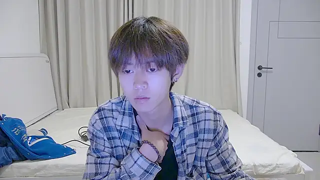 Snapshot of buding-001 chatting on April 2026 12:56:02 PM buding-001 online show from April 2026 12:56:02 PM