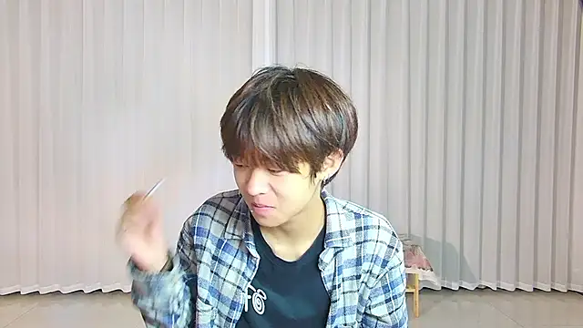 Snapshot of buding-001 chatting on April 2026 10:00:02 AM buding-001 online show from April 2026 10:00:02 AM