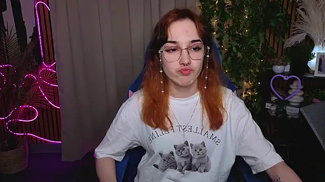 Snapshot of JoanReed chatting on March 2026 03:43:01 PM JoanReed online show from March 2026 03:43:01 PM