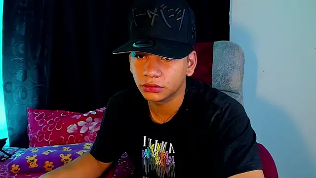 Snapshot of Aless_bigg chatting on April 2026 08:42:01 AM Aless bigg online show from April 2026 08:42:01 AM