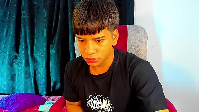 Snapshot of Aless_bigg chatting on April 2026 08:17:02 AM Aless bigg online show from April 2026 08:17:02 AM