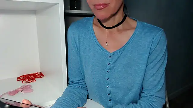 LadyL2026 online show from May 2026 06:18:02 AM