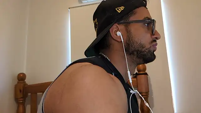 robin103666 online show from April 2026 06:20:02 AM