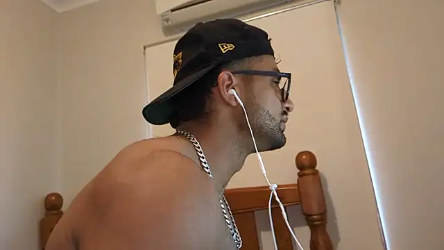 robin103666 online show from April 2026 06:47:02 AM