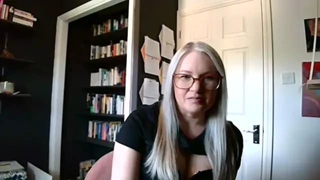 Snapshot of EmberSinn chatting on April 2026 10:52:01 AM EmberSinn online show from April 2026 10:52:01 AM