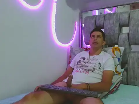 21Latinlover online show from April 2026 09:32:02 PM