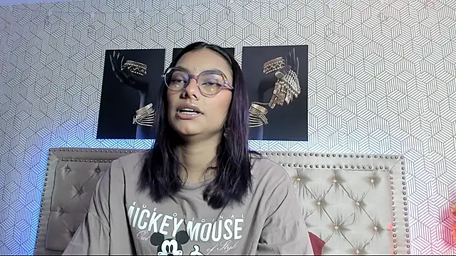 Snapshot of ValeAlvarez_ chatting on April 2026 06:44:02 PM ValeAlvarez online show from April 2026 06:44:02 PM