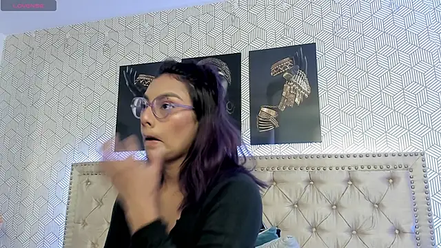 Snapshot of ValeAlvarez_ chatting on March 2026 06:42:01 PM ValeAlvarez online show from March 2026 06:42:01 PM