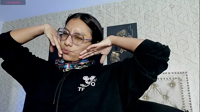 Snapshot of ValeAlvarez_ chatting on April 2026 07:41:02 PM ValeAlvarez online show from April 2026 07:41:02 PM