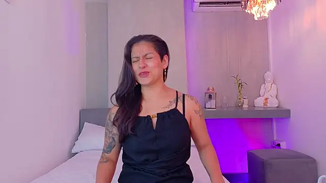 Snapshot of aurarosse_ chatting on April 2026 11:27:01 AM aurarosse online show from April 2026 11:27:01 AM