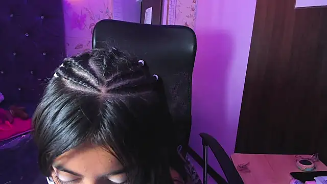 Snapshot of CharlotePetite_ chatting on June 2026 06:57:01 PM CharlotePetite online show from June 2026 06:57:01 PM