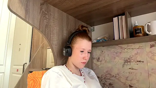 KiraNice1 online show from April 2026 12:17:02 PM