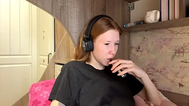 KiraNice1 online show from April 2026 08:37:01 AM