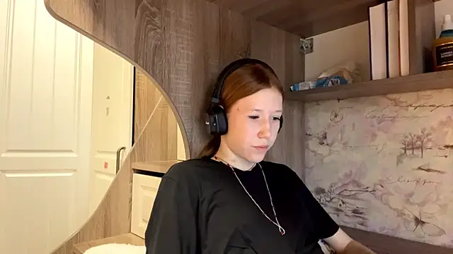 KiraNice1 online show from April 2026 12:33:02 PM