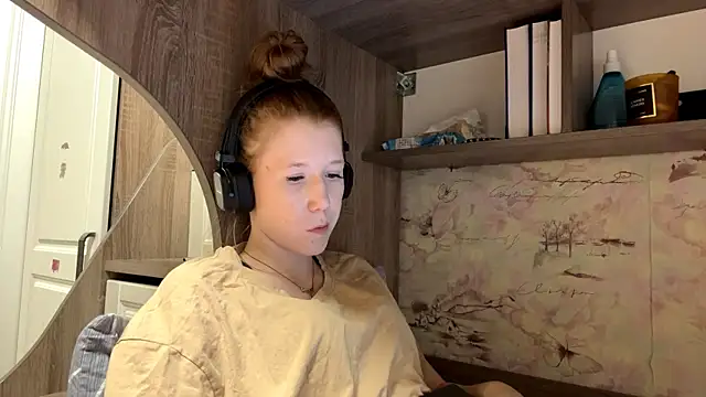 KiraNice1 online show from April 2026 12:45:01 PM