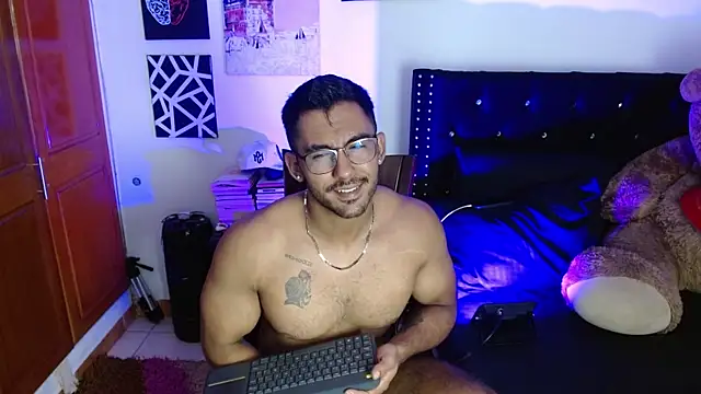 Snapshot of romanpearce_ chatting on July 2026 07:47:02 PM romanpearce online show from July 2026 07:47:02 PM