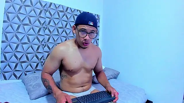 Snapshot of Benjamin_lich chatting on April 2026 03:08:01 PM Benjamin lich online show from April 2026 03:08:01 PM