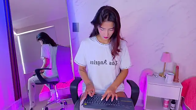 Charlott  18 online show from April 2026 01:27:01 PM