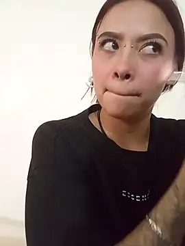 AuroraaMoonn online show from April 2026 11:11:02 PM