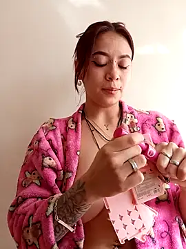 AuroraaMoonn online show from April 2026 01:02:01 PM