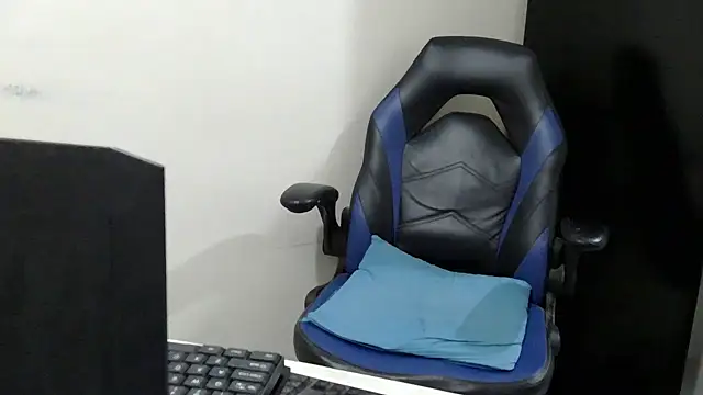 Snapshot of Darkkras chatting on April 2026 12:04:01 AM Darkkras online show from April 2026 12:04:01 AM