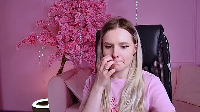 Snapshot of SherriButlers chatting on April 2026 01:52:02 PM SherriButlers online show from April 2026 01:52:02 PM