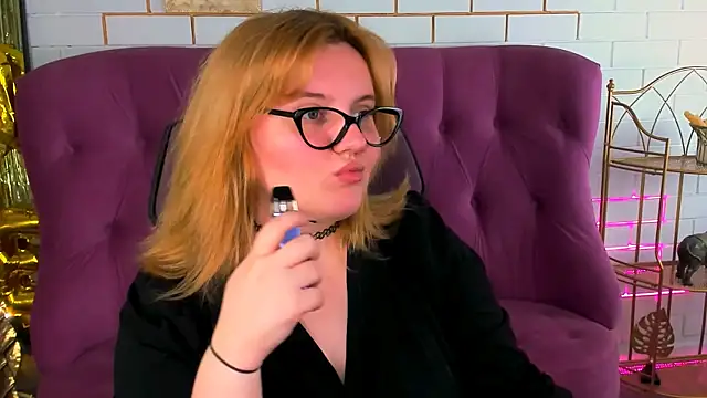 Snapshot of KathyBriggs chatting on July 2026 05:48:01 AM KathyBriggs online show from July 2026 05:48:01 AM