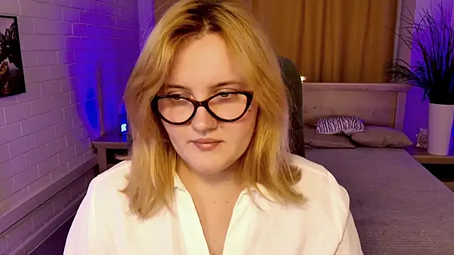 Snapshot of KathyBriggs chatting on July 2026 05:37:01 AM KathyBriggs online show from July 2026 05:37:01 AM