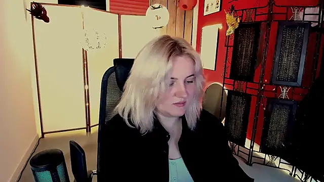 Snapshot of KathyBriggs chatting on June 2026 05:12:02 AM KathyBriggs online show from June 2026 05:12:02 AM