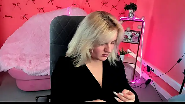 Snapshot of KathyBriggs chatting on June 2026 05:24:02 AM KathyBriggs online show from June 2026 05:24:02 AM