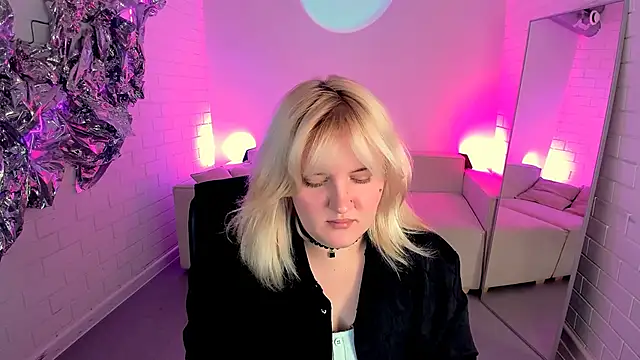 Snapshot of KathyBriggs chatting on June 2026 05:07:02 AM KathyBriggs online show from June 2026 05:07:02 AM