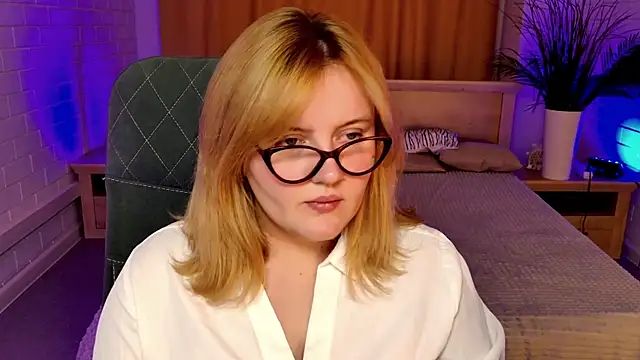 Snapshot of KathyBriggs chatting on July 2026 05:27:01 AM KathyBriggs online show from July 2026 05:27:01 AM