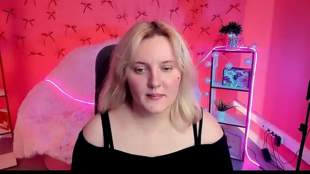 Snapshot of KathyBriggs chatting on June 2026 05:18:02 AM KathyBriggs online show from June 2026 05:18:02 AM