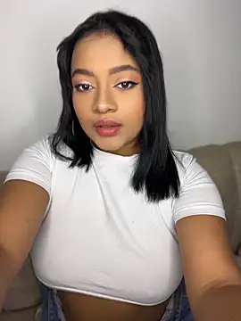 Snapshot of Saraa_M chatting on May 2026 06:27:02 PM Saraa M online show from May 2026 06:27:02 PM