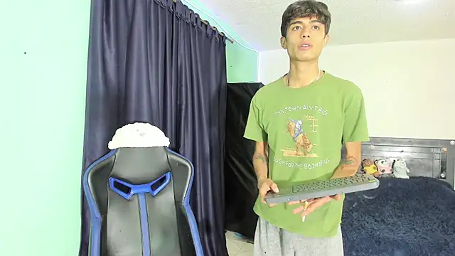 TYLERhHOT2005 online show from April 2026 11:11:02 PM