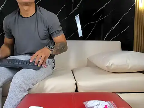 HenrryDouglas online show from April 2026 11:59:02 AM