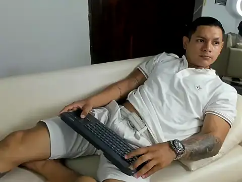 HenrryDouglas online show from April 2026 05:52:01 PM