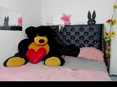 Snapshot of Alejandra_and_James_ chatting on April 2026 10:16:02 PM Alejandra and James online show from April 2026 10:16:02 PM