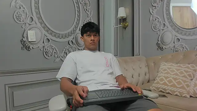 Snapshot of Andeuw__ chatting on April 2026 02:35:01 AM Andeuw online show from April 2026 02:35:01 AM